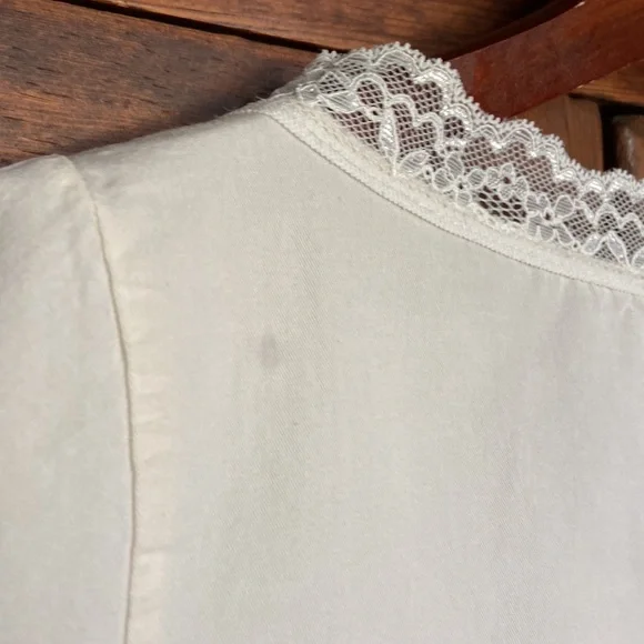 ❗️LAST DAY CLOSET CLOSING❗️ Brandy Melville Button Crop Lace Top Cream One Size - Picture 9 of 9